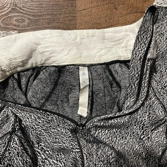 Lululemon Rush Hour 1/2 Zip size 6 ❤️ - Picture 9 of 10